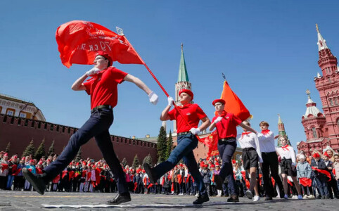 Mii de copiii au fost aduși cu cravate roșii în fața Kremlinului. Ce spune ...