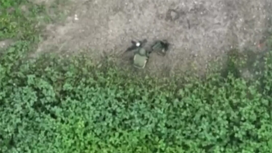 VIDEO | Un soldat rus care-și făcea nevoile a fost lovit de o grenadă lansată ...