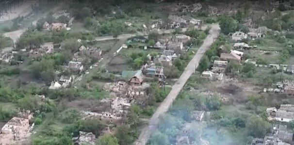 Imagini surprinse cu drona arată un sat ucrainean în ruine în timp ce ...