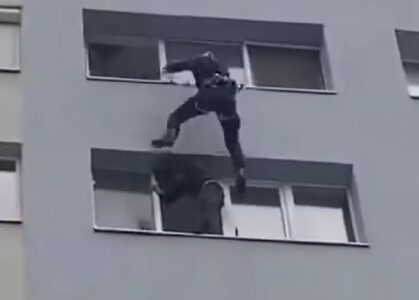 Momentul când un subofițer MApN a fost salvat de pe pervazul de la etajul 7 ...