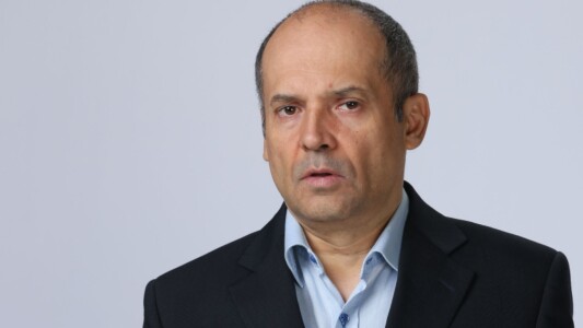 El apare mereu la TV, dar mulți nici că au văzut-o pe soția jurnalistului. ...