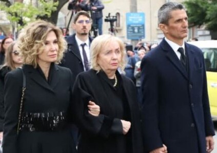 Imaginile durerii cu văduva Neli Lucescu. Ținută strâns de mână și braț de ...