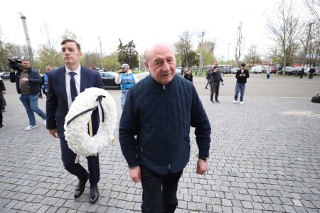 Singurul cuvânt scris de Traian Băsescu pe coroana funerară pe care a pus-o ...