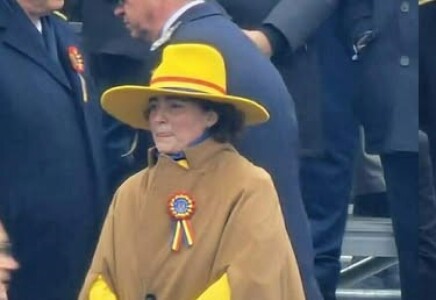 S-a aflat! Cine e doamna cu pălăria galbenă pe care a văzut-o toată ...