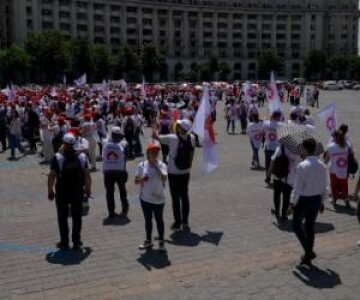 Angajaţii unei mari bănci private au ieşit la protest. Compania le taie ...