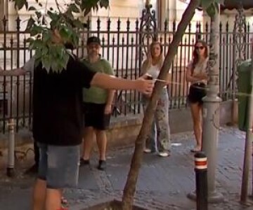 Momentul în care doi clienţi s-au luat la bătaie în Piaţa Amzei pentru ...