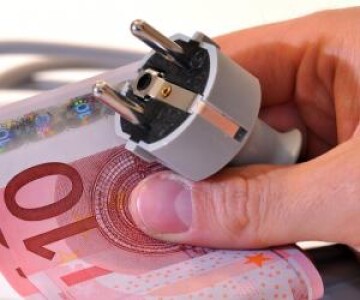 Românii îşi pot înjumătăţi factura la energie în câteva minute, însă doar ...