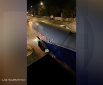 Momentul în care avionul de pasageri rămâne blocat pe DN1, sub un pod. Cum ...