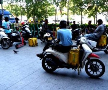 "Sunt mulţi care aşteaptă". De două luni, muncitorii asiatici nu se mai pot ...