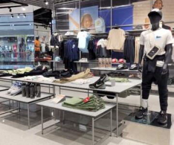 Un mare lanţ de magazine, prezent şi la noi, dă afară 1.400 de oameni. În ...