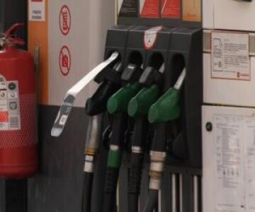 Două lovituri pe piaţa carburanţilor ar putea duce motorina la 11 lei ...
