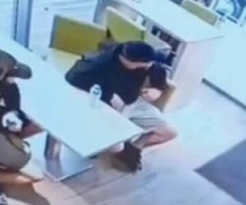 Momentul în care un bărbat este atacat de doi indivizi cu o macetă într-o ...