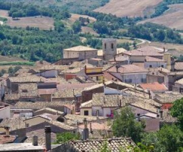 Case gratis sau 5.000 de euro, pentru cei care se mută într-un sat din Italia. ...