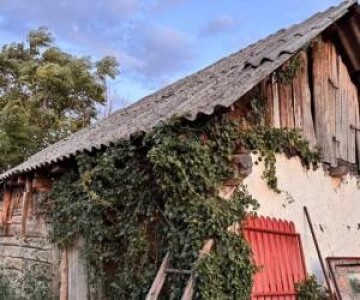 Satul în care o casă cu 2 camere se vinde cu 5.500 de euro. Preţul e ...