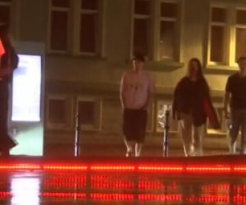 Orașul din România cu semafoare în asfalt. Se aprind când pietonii se ...