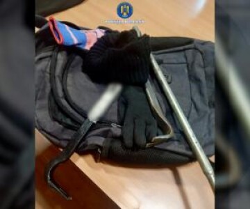 Schema prin care 2 tineri au vrut să ia telefoane din easybox fără să ...