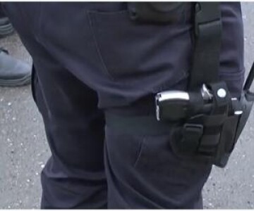 Tânăr poliţist, găsit împuşcat în cap de proprietara apartamentului în care ...