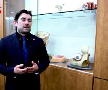 Medicul român alungat de sistem, care salvează vieţi la un spital de elită ...
