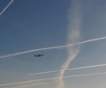 ANIMAŢIE. Ce sunt urmele lăsate pe cer de avioane, care i-au alarmat la ...