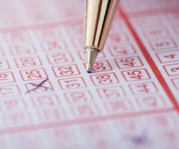 A dat lovitura la loto, după ce a jucat numerele preferate ale mamei sale, ...