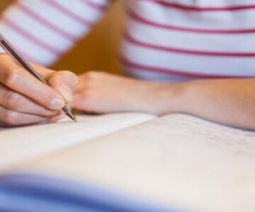 Profesor din Iaşi, dat afară după ce ar fi violat o studentă la el în ...