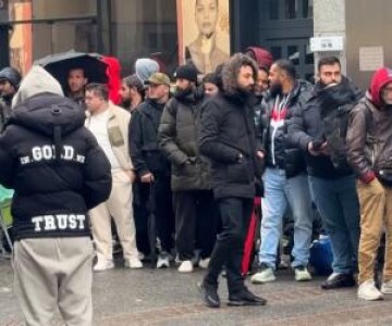 Cât costă ceasurile Swatch/Audemars Piguet pentru care lumea s-a luat la ...
