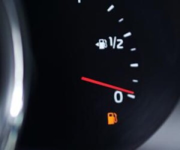 Şoferii, avertizaţi să nu mai meargă cu martorul de carburant aprins. Riscă ...