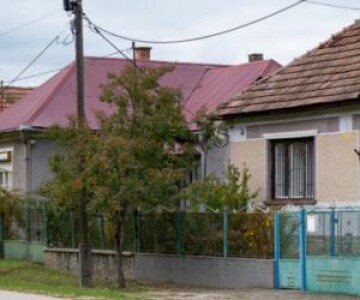 Satul cu 400 de locuitori unde o casă cu grădină costă doar 12.000 de lei. ...