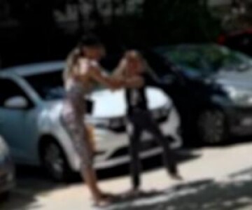 "Nu mai pot, mă disperă!" Mamă filmată în timp ce își brusca fiica pe o ...