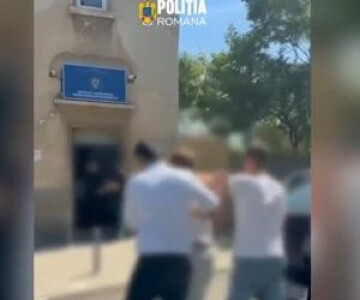 Un bucureştean a fost confundat de mascaţi şi luat pe sus, din parc. "Am ...