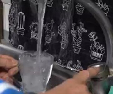 De ce mai stau oamenii din Prahova la coadă la apă, deşi au apă la robinet