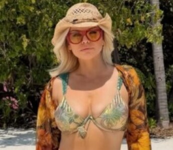 Loredana Groza, în costum de baie animal print în Maldive. Imaginile care ...