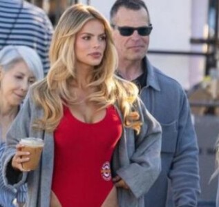 Brooks Nader readuce la viață costumul iconic din „Baywatch”. Primele ...