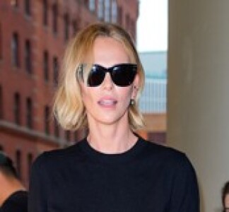 Bikini galben și picioare lungi! ✨ Vezi cum arată Charlize Theron la 50 de ...