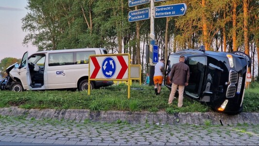 Șofer român arestat după ce a răsturnat un BMW X6 într-un sens giratoriu ...
