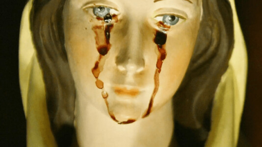 O femeie care susținea că o statuie a Fecioarei Maria plânge cu lacrimi de ...