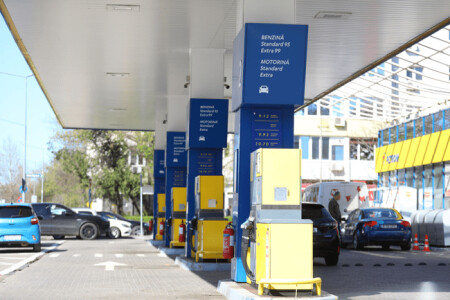 Cotațiile petrolului scad, însă România resimte doar parțial ieftinirea. ...