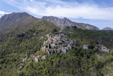 Cătunul în care mai locuiesc mai puțin de 30 de oameni. Este construit pe ...
