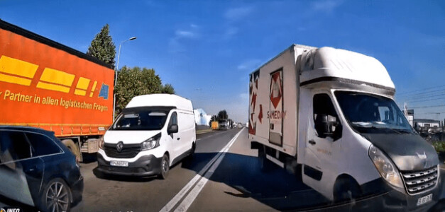 Manevra de infarct făcută de șoferul unei dube de livrări, care a intrat ...