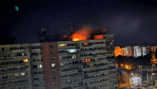 O dronă s-a prăbuşit pe un bloc din Galaţi. Impactul a fost urmat de o ...