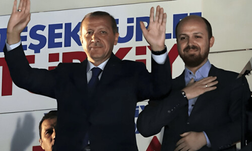 „Sultanul“ Erdogan își pregătește fiul pentru a prelua conducerea Turciei. ...