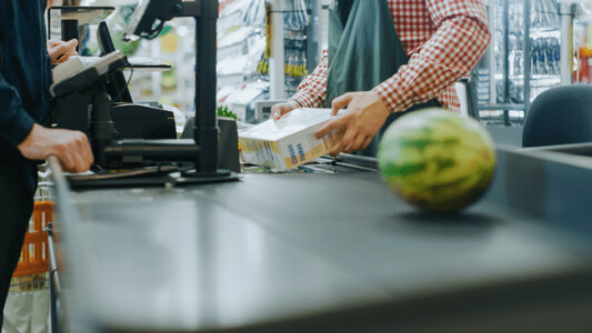 Românii pun sub semnul întrebării fiecare cheltuială. Ce riscă economia ...