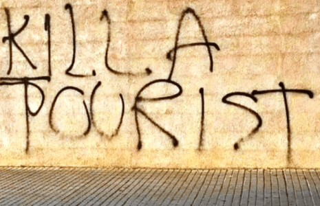 Un grafitti cu mesajul „Omorâți un turist” a apărut pe un zid dintr-o zonă ...
