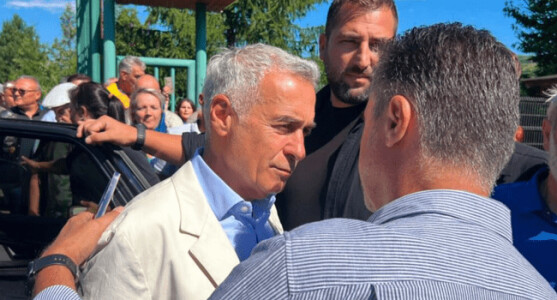 Călin Georgescu a fost întâmpinat de un fals preot la o mănăstire din Iași, ...