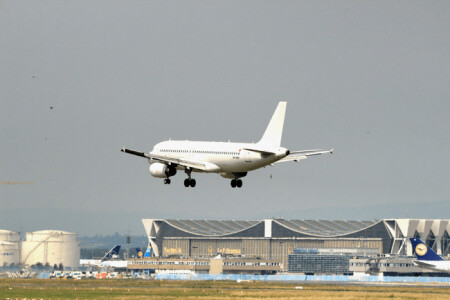 Un pilot fără calificare a zburat luni de zile cu pasageri prin Europa după ...