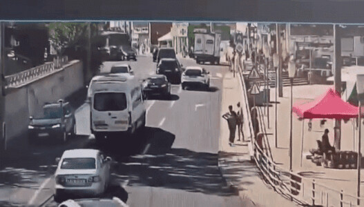 Momentul în care un șofer de autobuz băut spulberă 12 mașini în Mediaș. ...