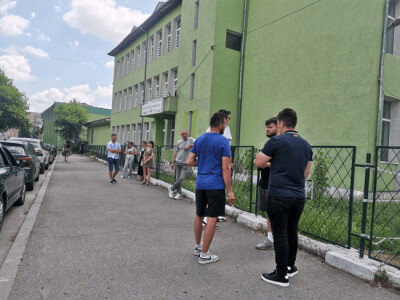 „Ne batem pe locuri care nu există”. Drama profesorilor care dau ...