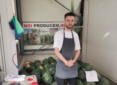 Cum reușește un fermier din Olt să vândă pepenii de opt ori mai scump decât ...