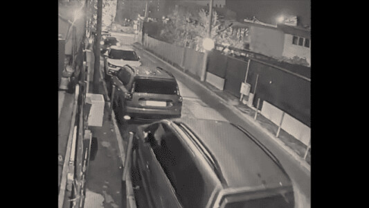 Momentul în care un șofer lovește mai multe mașini în Sectorul 4 și fuge de ...