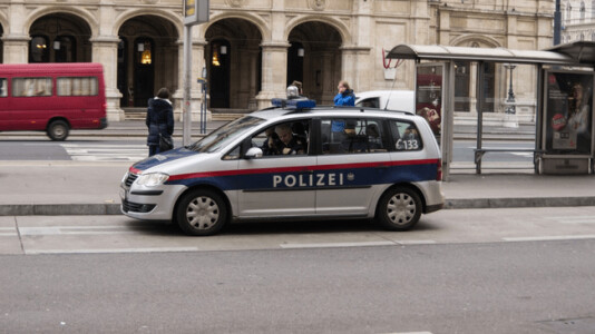 O rețea de escroci, majoritatea români, descoperită în Austria. Bunurile ...